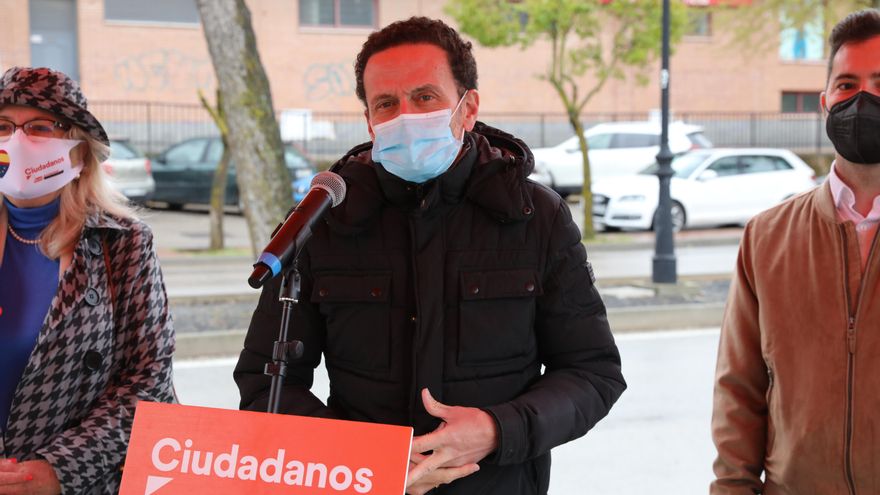 El candidato de Ciudadanos (Cs) a la presidencia de la Comunidad de Madrid, Edmundo Bal, ofrece declaraciones a los medios durante su visita a Nuevo Baztán.