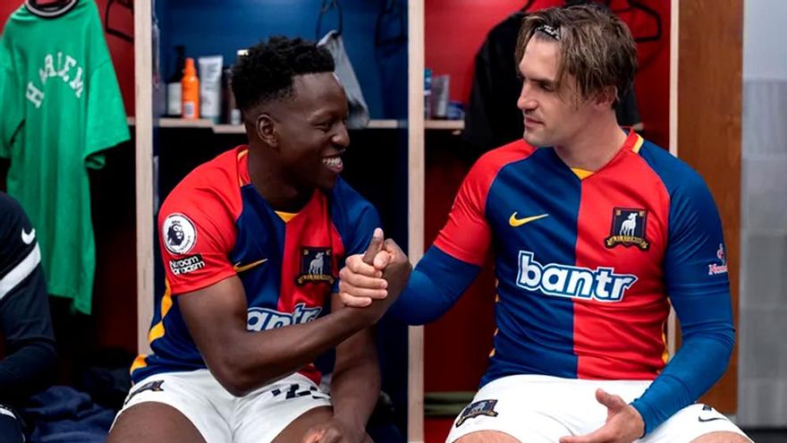 Dos protagonistas de 'Ted Lasso' vuelven al campo en un partido benéfico junto a estrellas del fútbol