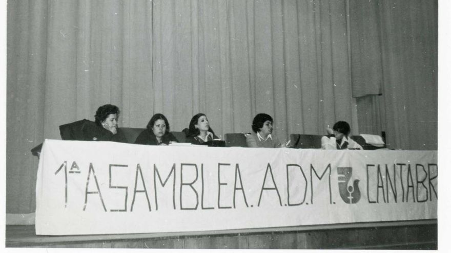 I Asamblea General de la ADM de Cantabria en el salón de actos de Magisterio el 20 de febrero de 1978. Las componentes de la mesa de izquierda a derecha: Avelina Sánchez, Mary Roscales, Pilar Pinedo, María Antonia de la Iglesia y Teresa García San Emeterio.