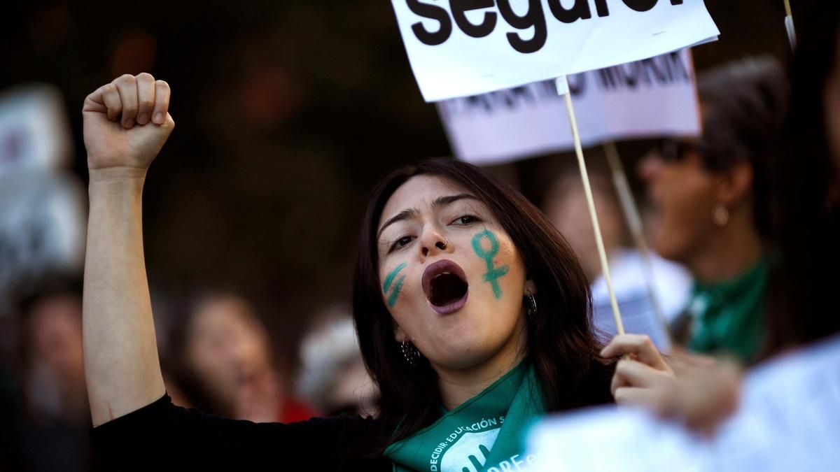 Personas se manifiestan con motivo del Día Internacional por la Despenalización del Aborto y la Defensa de los Derechos Sexuales y Reproductivos de la mujer
