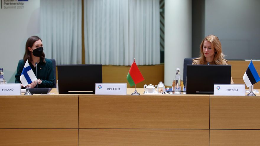 La silla vacía del presidente de Bielorrusia, Alexander Lukashenko, entre la primera ministra de Finlandia, Sanna Marin, y la de Estonia, Kaja Kallas, el 15 de diciembre en la cumbre de la Asociación Oriental en Bruselas.