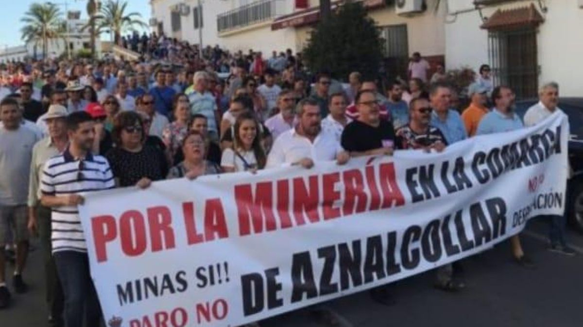 Archivo - Imagen de archivo de una movilización en Aznalcóllar (Sevilla) en demanda de la reapertura de la mina