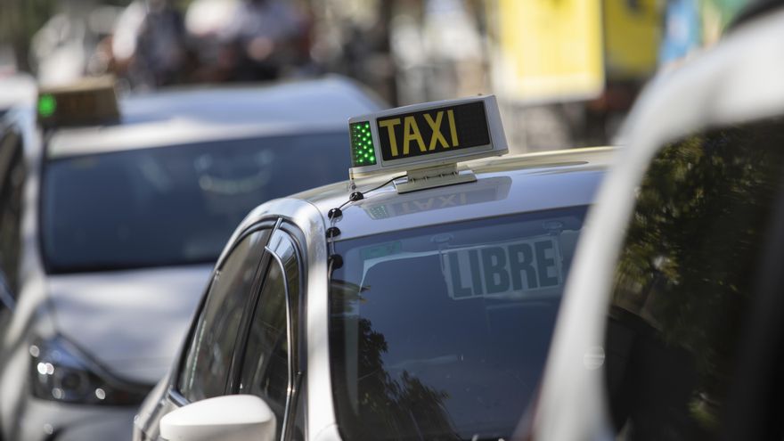 Los taxistas de Sevilla controlan la venta de licencias desde un órgano municipal que tiene atascadas el 95% de solicitudes