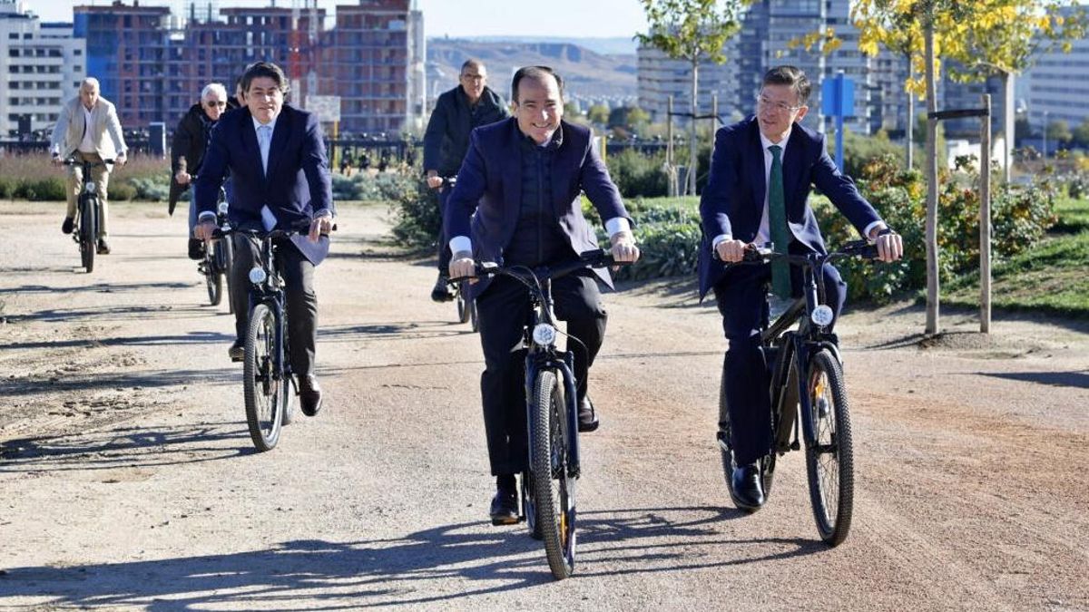 El delegado de Movilidad, Borja Carabante, recorriendo el parque de Valdebebas en el nuevo servicio