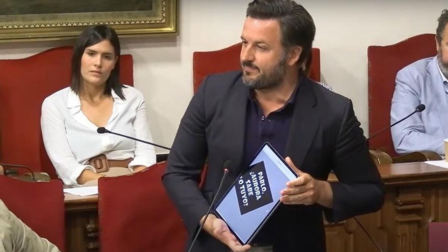 El alcalde de Elche del PP culpa a la izquierda de hacerle un “ataque homófobo” pero rechaza condenar las agresiones al colectivo LGTBI