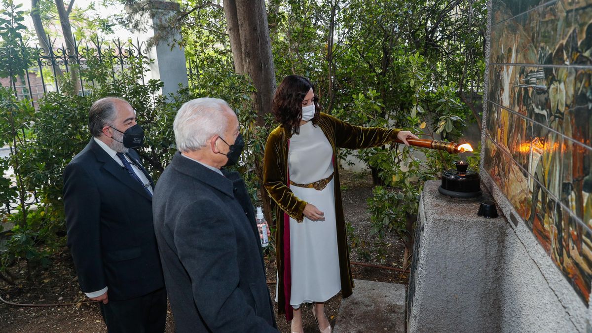 La presidenta de la Comunidad de Madrid, Isabel Díaz Ayuso, preside la ofrenda floral a los Héroes del 2 de Mayo en el Cementerio de la Florida 2 de mayo de 2021.