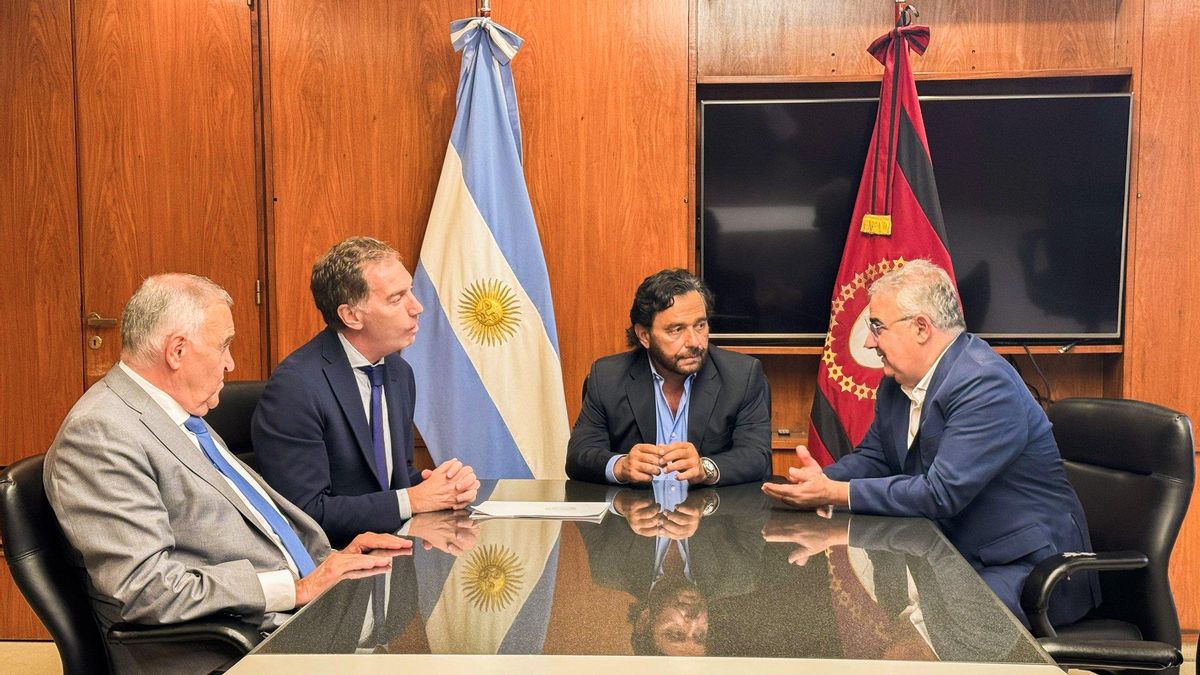 Raúl Jalil le brinda explicaciones al ministro del Interior, Diego Santilli. El tucumano Osvaldo Jaldo y el salteño Gustavo Sáenz esperan su turno. Santilli mira desconfiado, en la Casa de Salta, el 29 de enero de 2026.