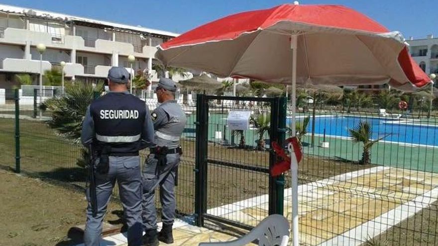El Supremo establece que la comunidad de vecinos no puede imponer el nudismo en la piscina