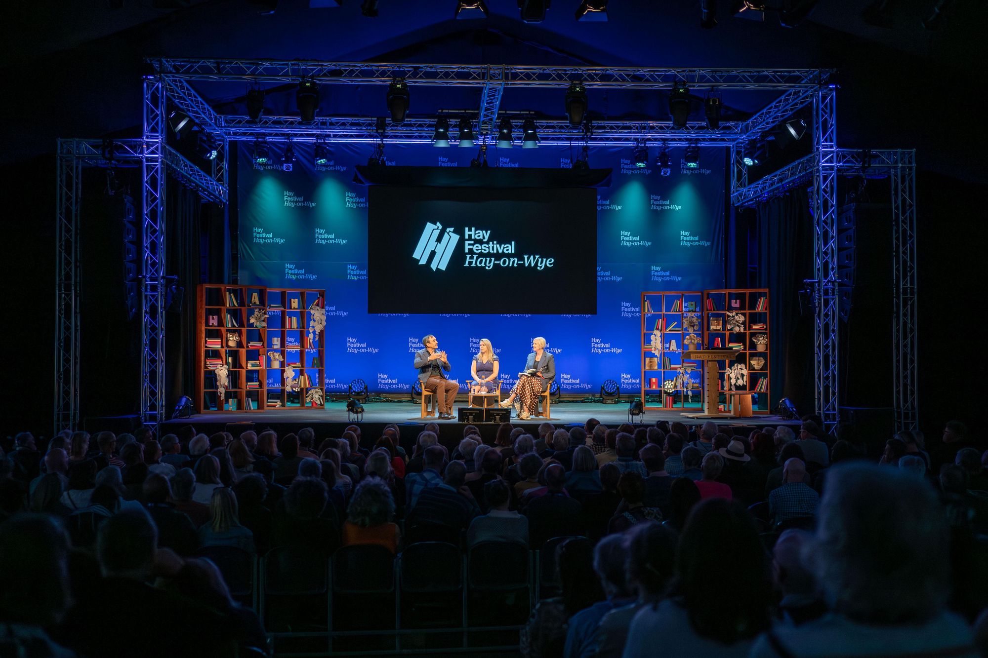 Tim Wu, Sarah Wynn-Williams y Carole Cadwalladr en el Hay Festival este domingo, en Hay-on-Wye, Gales.