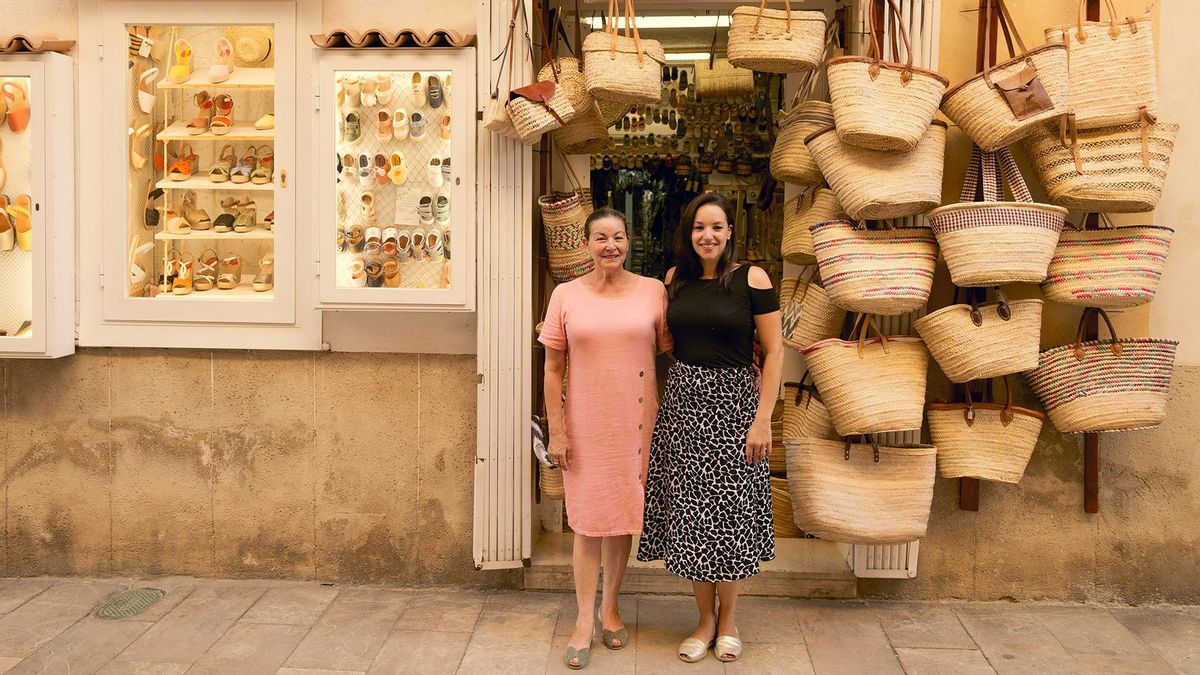 Portada EXPERTOS EN PROXIMIDAD | Alpargatería La Concepción, una madre y una hija para preservar ocho décadas de alpargatas artesanales