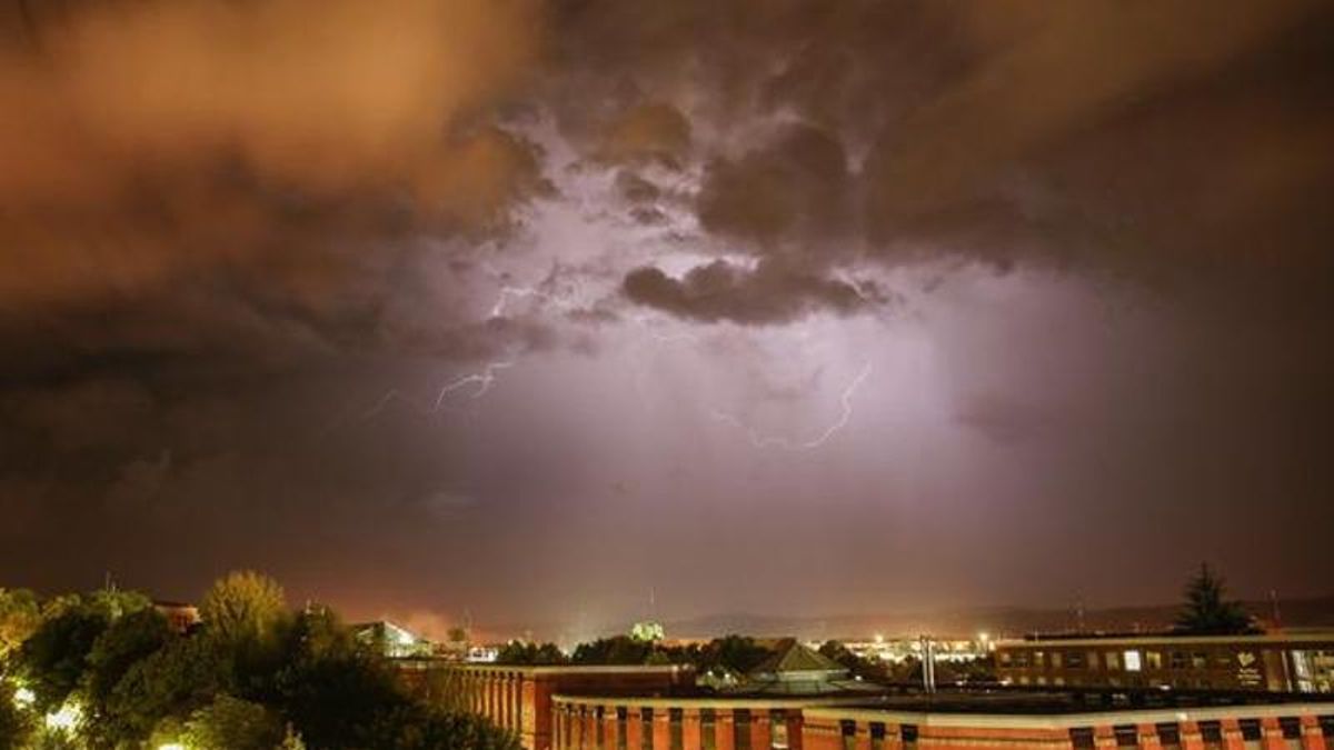 Fuerte tormenta de agua y granizo en la capital leonesa.