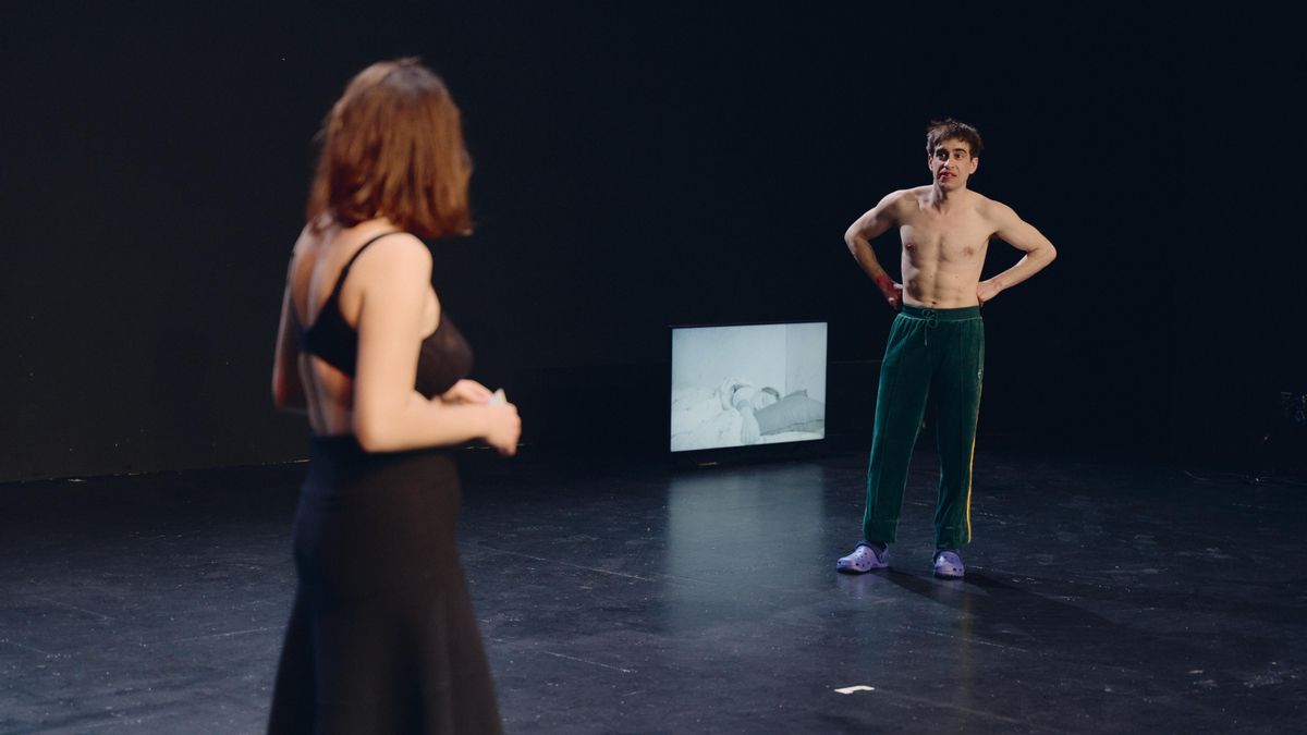 Judit Colomer y Pau Vinyals convierten la intimidad en teatro en la Sala Beckett