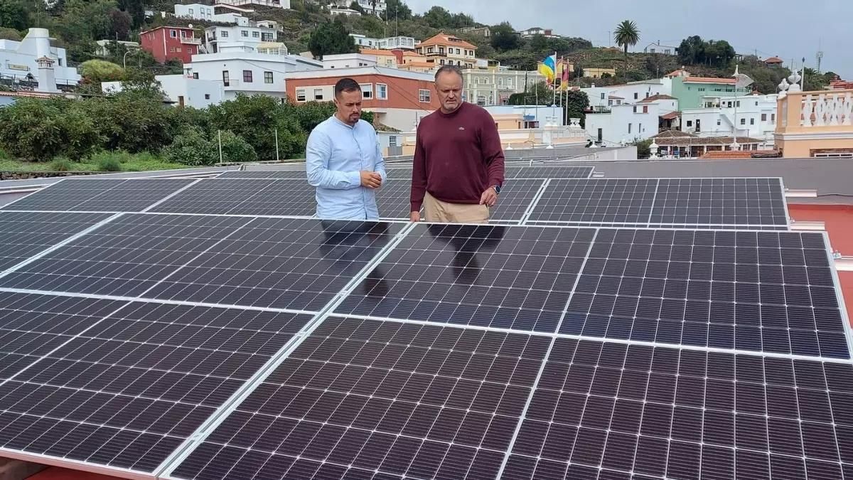 Imagen de archivo de una visita a una instalación de placas fotovoltaicas en un edificio municipal de Villa de Mazo.