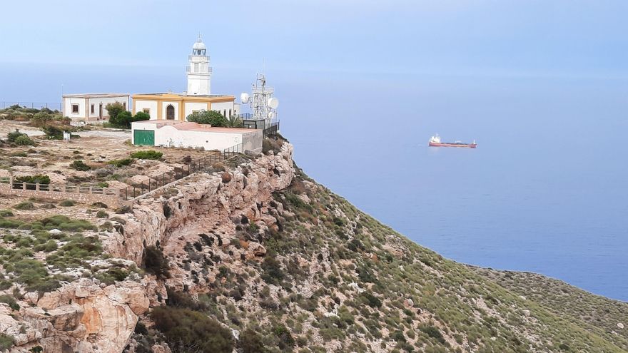 El faro se sitúa en un paraje paradisíaco de Cabo de Gato