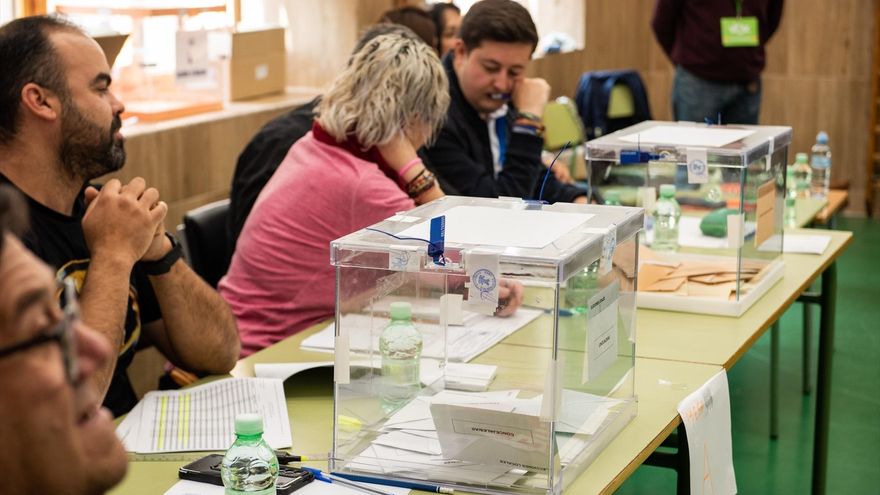 Mesa electoral del colegio Alcalde Galindo, en Chichilla, Albacete.