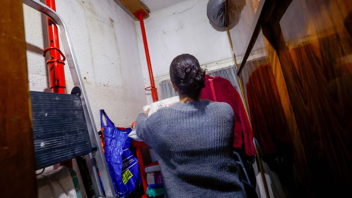 Montse muestra una habitación con el techo apuntalado del piso de su madre, Gloria, en la calle Barcino, 40, de Trinitat Vella