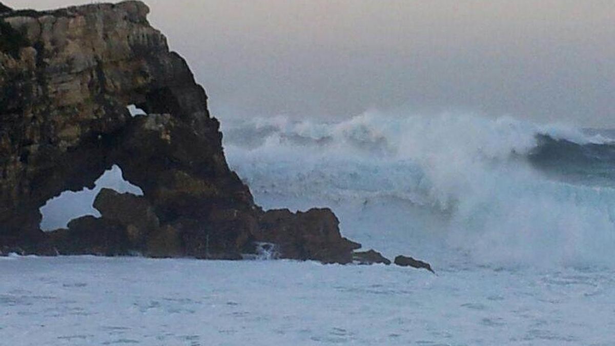 El viento alcanza 80 km/h y las olas superan los siete metros en Cantabria