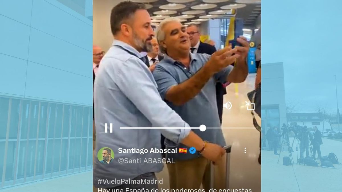 El juez decano de Badajoz, Emilio García Cancho, haciéndose una fotografía con Santiago Abascal en el aeropuerto de Madrid en 2023
