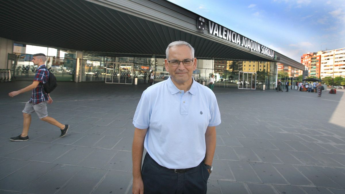 Josep Vicent Boira en la estación Joaquín Sorolla de València.