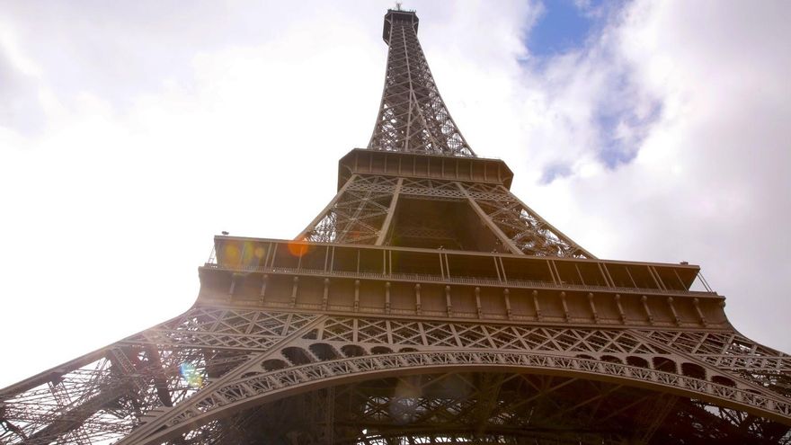 El sol hace que la Torre Eiffel se incline unos centímetros sin que nadie lo note