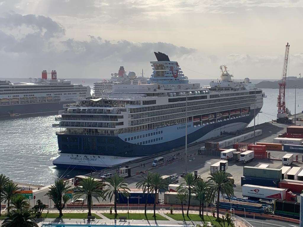 Imagen de archivo de tres buques de crucero en el puerto de Santa Cruz de La Palma.
