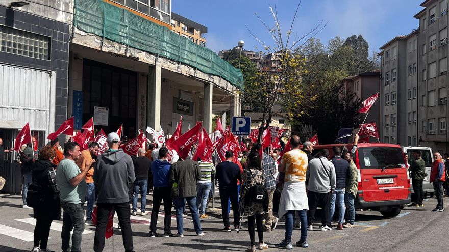 Delegados sindicales y trabajadores del metal concentrados este miércoles en la sede de Pymetal.
