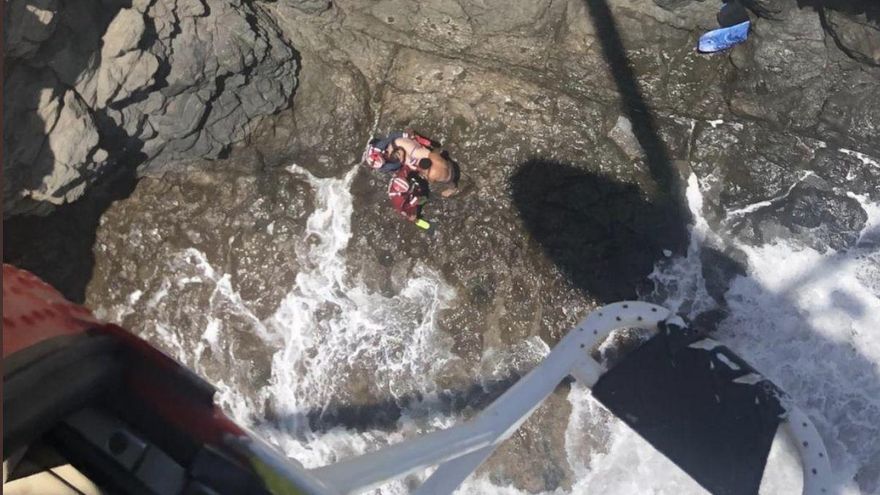 Así fue el espectacular rescate de dos jóvenes en la costa de Gran Canaria que pudo acabar en tragedia