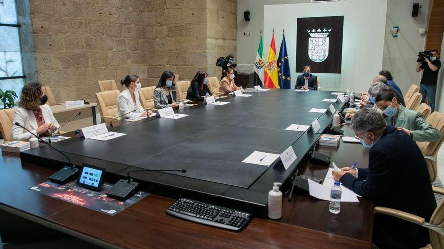 Extremadura destaca la "simetría" entre las 6.220 plazas de estabilización y las personas que ahora las ocupan