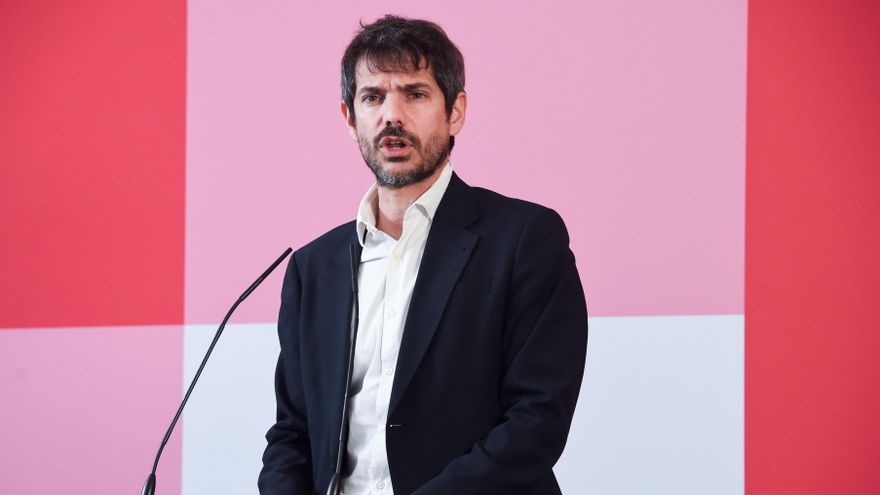 El portavoz de Sumar, Ernest Urtasun, durante una rueda de prensa para valorar los resultados de las elecciones vascas, en el Espacio Rastro, a 22 de abril de 2024, en Madrid (España).