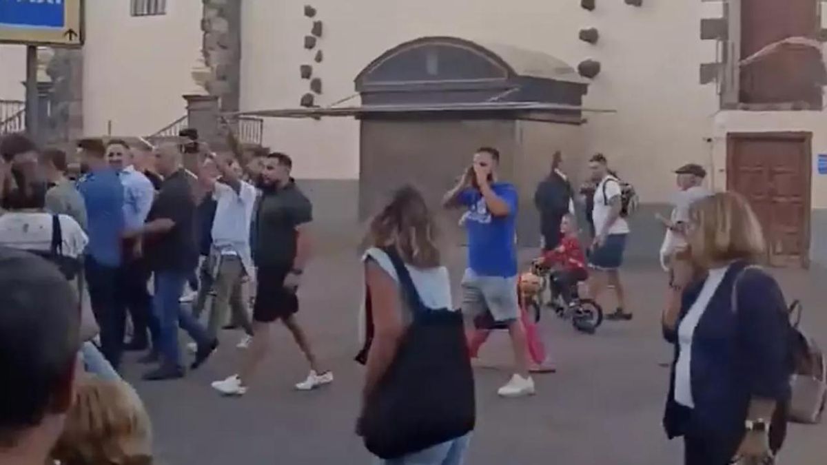 Abascal junto a simpatizantes de Vox, que hacen el saludo fascista. (Fotograma de un vídeo publicado en las redes sociales de @FonsiLoaiza)