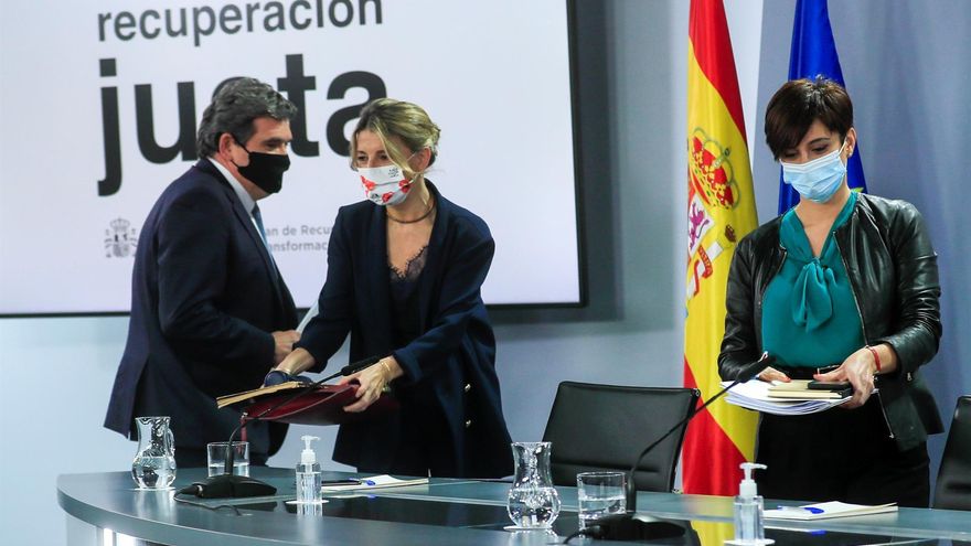 MADRID, 22/02/2022.- La vicepresidenta segunda del Gobierno y ministra de Trabajo, Yolanda Díaz (c); la ministra de Política Territorial y portavoz del Gobierno, Isabel Rodríguez García (d), y el ministro de Inclusión, Seguridad Social y Migraciones, José Luis Escrivá, en rueda de prensa tras la reunión del Consejo de Ministros, este martes en el Palacio de la Moncloa.