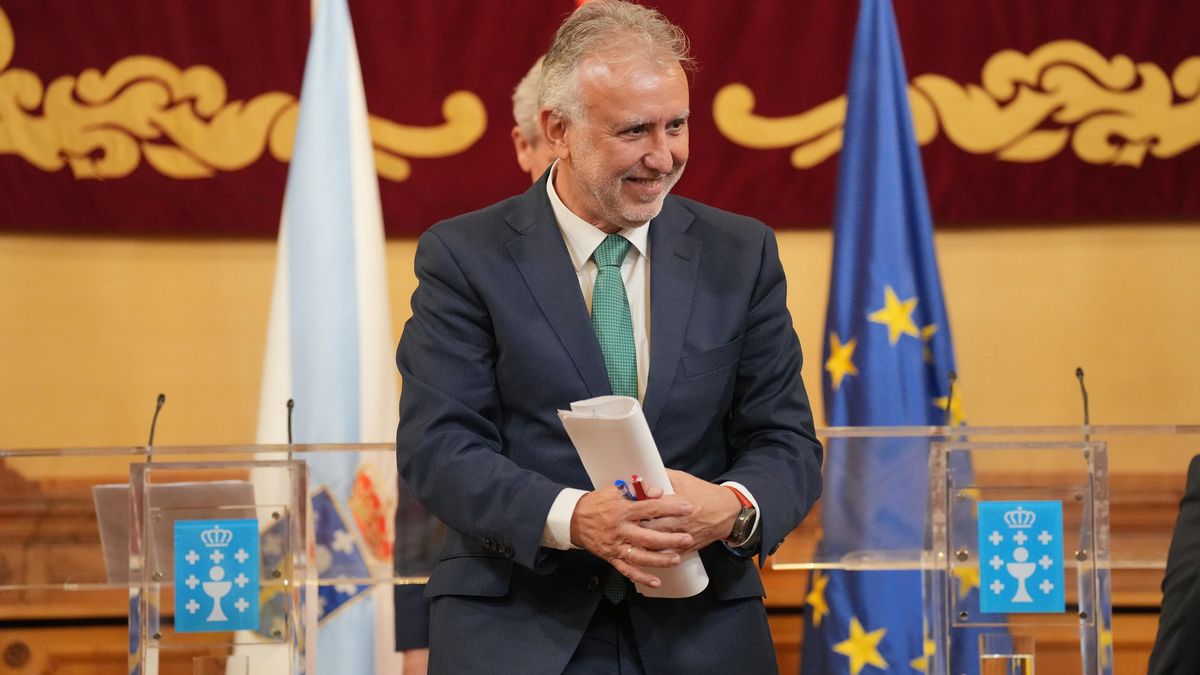 El ministro de Política Territorial y Memoria Democrática, Ángel Víctor Torres, durante una rueda de prensa tras la 44º Comisión Mixta de Transferencias Estado-Galicia, a 9 de abril de 2025, en Santiago de Compostela, A Coruña, Galicia (España).