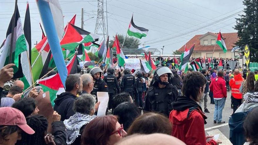 La masiva protesta propalestina en Galicia obliga a adelantar 8 kilómetros la meta de la Vuelta a España