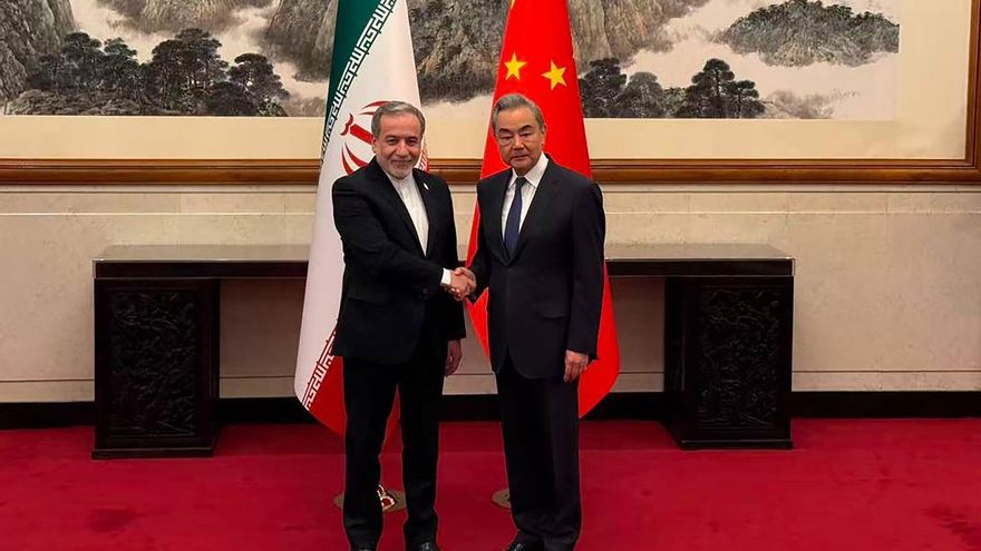 El ministro de Asuntos Exteriores de Irán, Abás Araqchí (i), posando junto a su homólogo chino, Wang Yi, en Pekín (China).