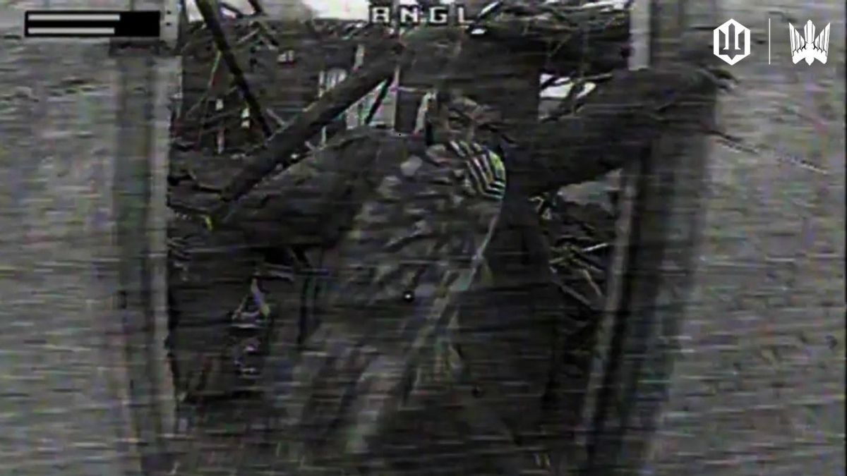 Fotograma de un soldado ruso tratando de defendrese un dron kamikaze ucraniano