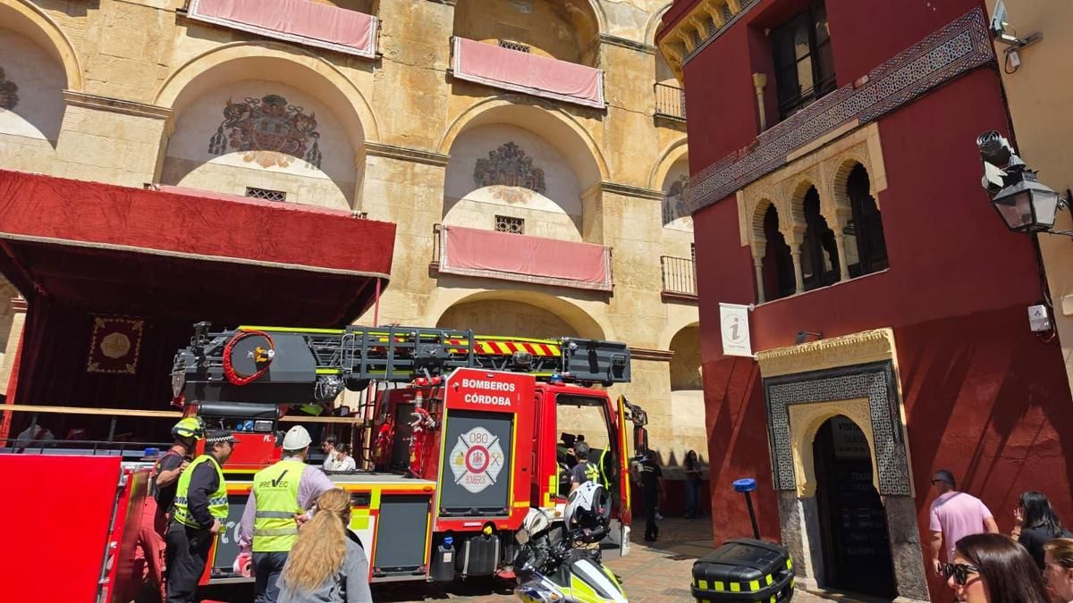 Saneamiento de un edificio este Domingo de Resurreción.