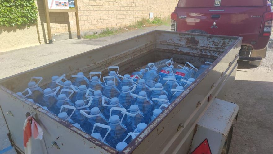 Garrafas y paciencia: los pesticidas y los residuos ganaderos vuelven a dejar a Lierta sin agua potable