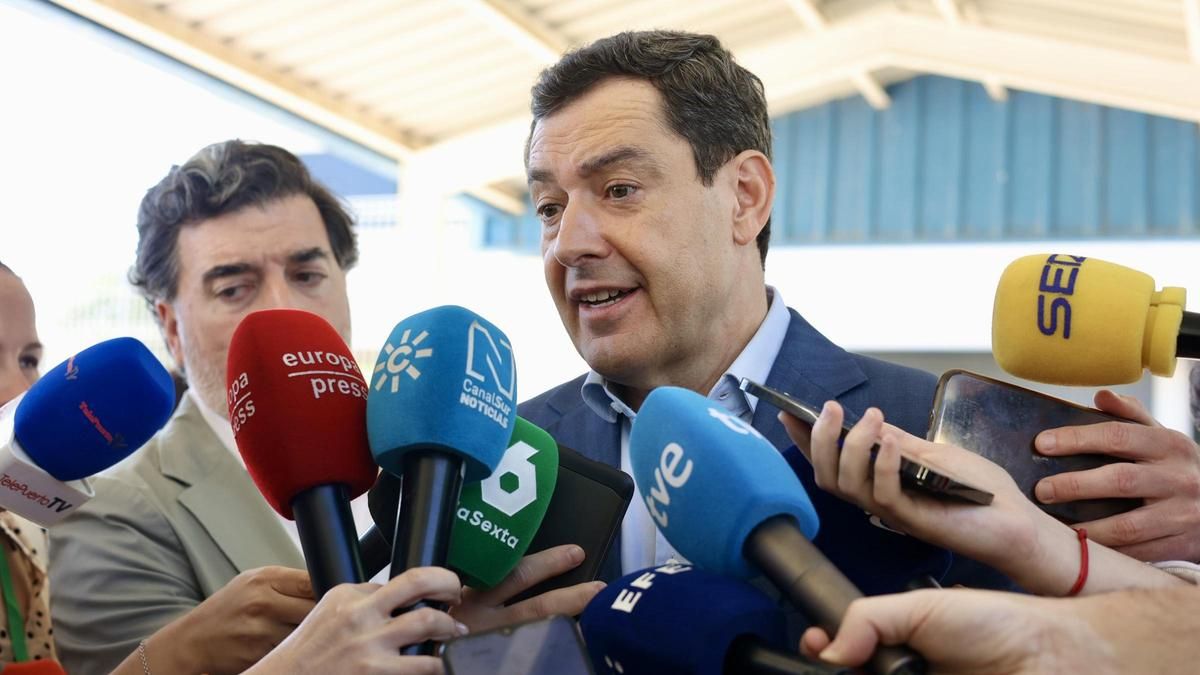El presidente de la Junta de Andalucía, Juanma Moreno, atiende a los medios en El Puerto de Santa María (Cádiz).