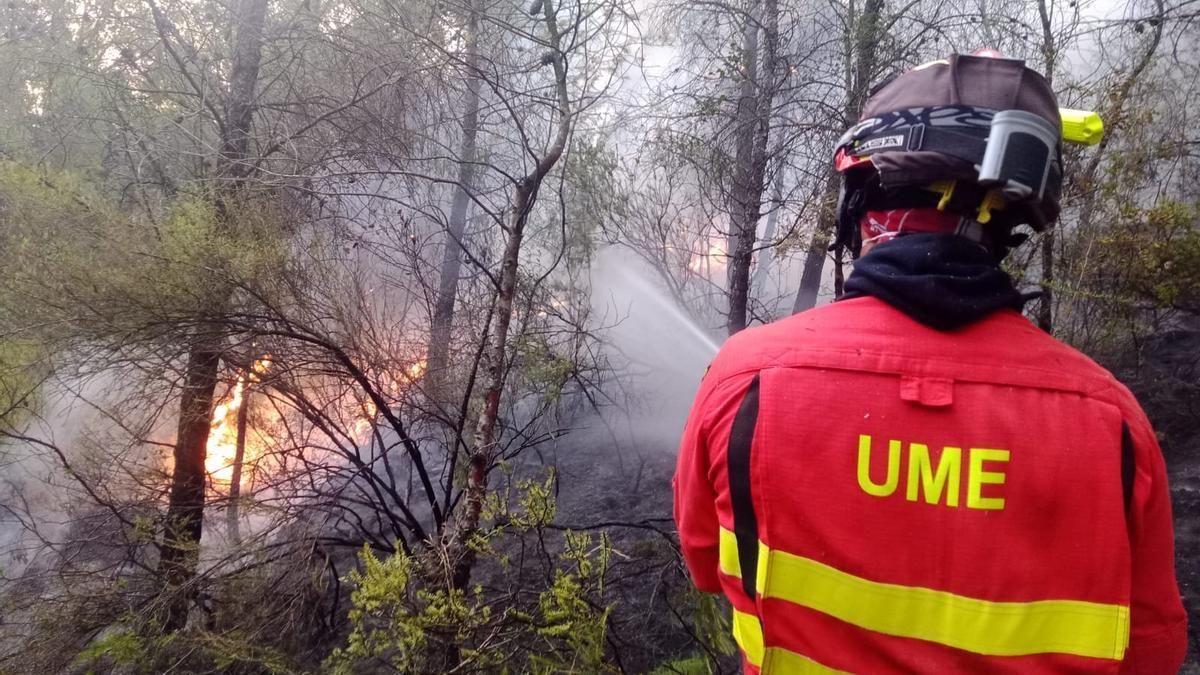 Imagen de archivo de un militar de la UME en la extinción de un incendio forestal.