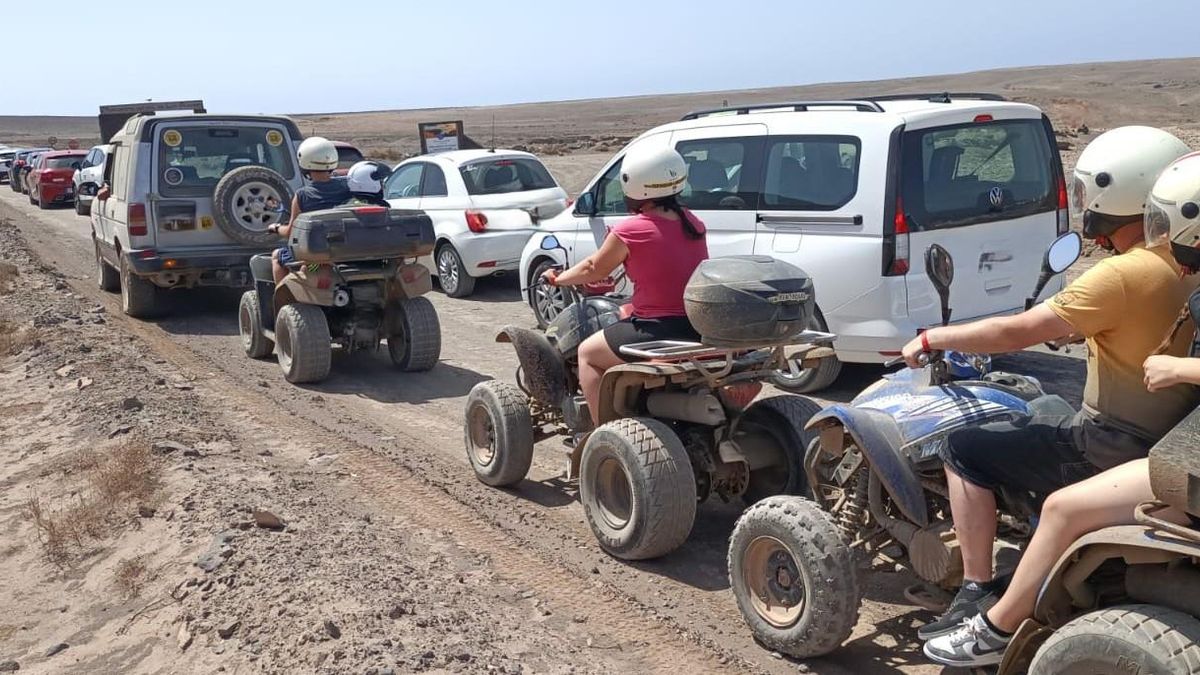 La caravana de buggies denunciada por el Cabildo de Lanzarote.