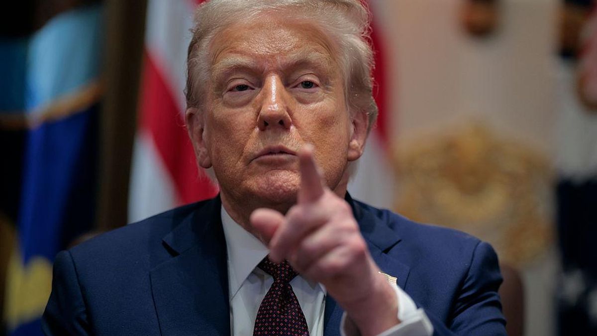 El presidente Donald Trump señala a un periodista para darle la palabra durante una reunión con su gabinete en la Casa Blanca, el 26 de agosto.