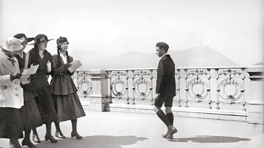 Fotografía del libro 'San Sebastián desaparecido', que reúne imágenes de siete décadas de la ciudad, de 1863 a 1939, que van más allá de la mirada idílica sobre la Bella Easo. San Sebastián rozaba los 15.000 habitantes cuando sus murallas quedaron derruidas en 1864 y rondaba los 100.000 cuando comenzó la Guerra Civil. De la profunda transformación que sufrió en esas siete décadas quedó constancia en miles de fotografías, que más de un siglo después muestran espacios reconocibles pero también decenas de lugares que ya no existen. EFE/KUTXAFUNDAZIOA/SOLO USO EDITORIAL/SOLO DISPONIBLE PARA ILUSTRAR LA NOTICIA QUE ACOMPAÑA (CRÉDITO OBLIGATORIO)