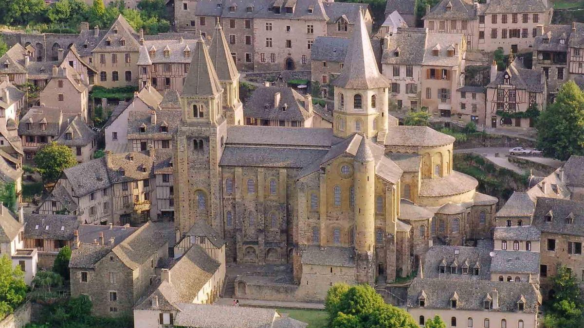 El pequeño pueblo francés del Camino de Santiago que tiene una abadía Patrimonio de la Humanidad y un legado medieval único