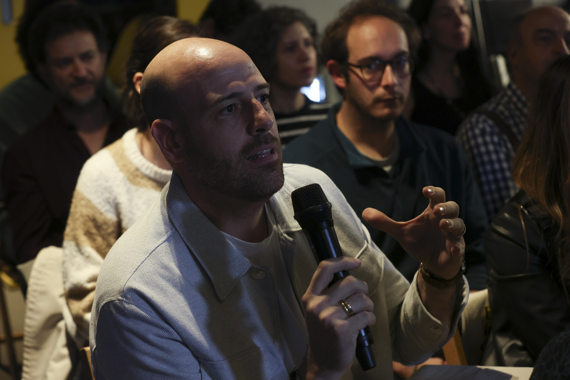 Socios y socias de elDiario.es durante el turno de preguntas a Quique González