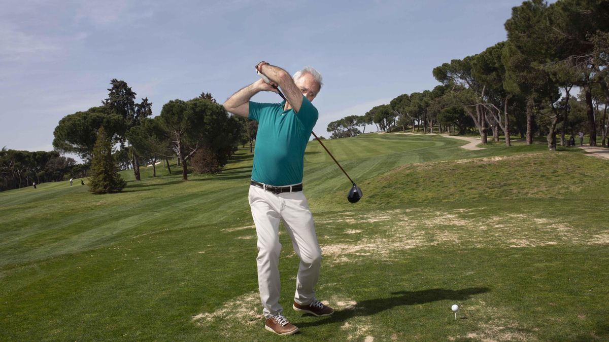 Un hombre en el campo de golf del parque deportivo Puerta de Hierro, en el distrito de Fuencarral-El Pardo.