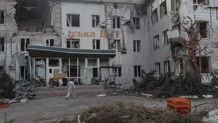 Un hombre camina cerca de un hospital ucraniano destruido en el centro de Volnovakha el pasado 26 de marzo de 2022. EFE