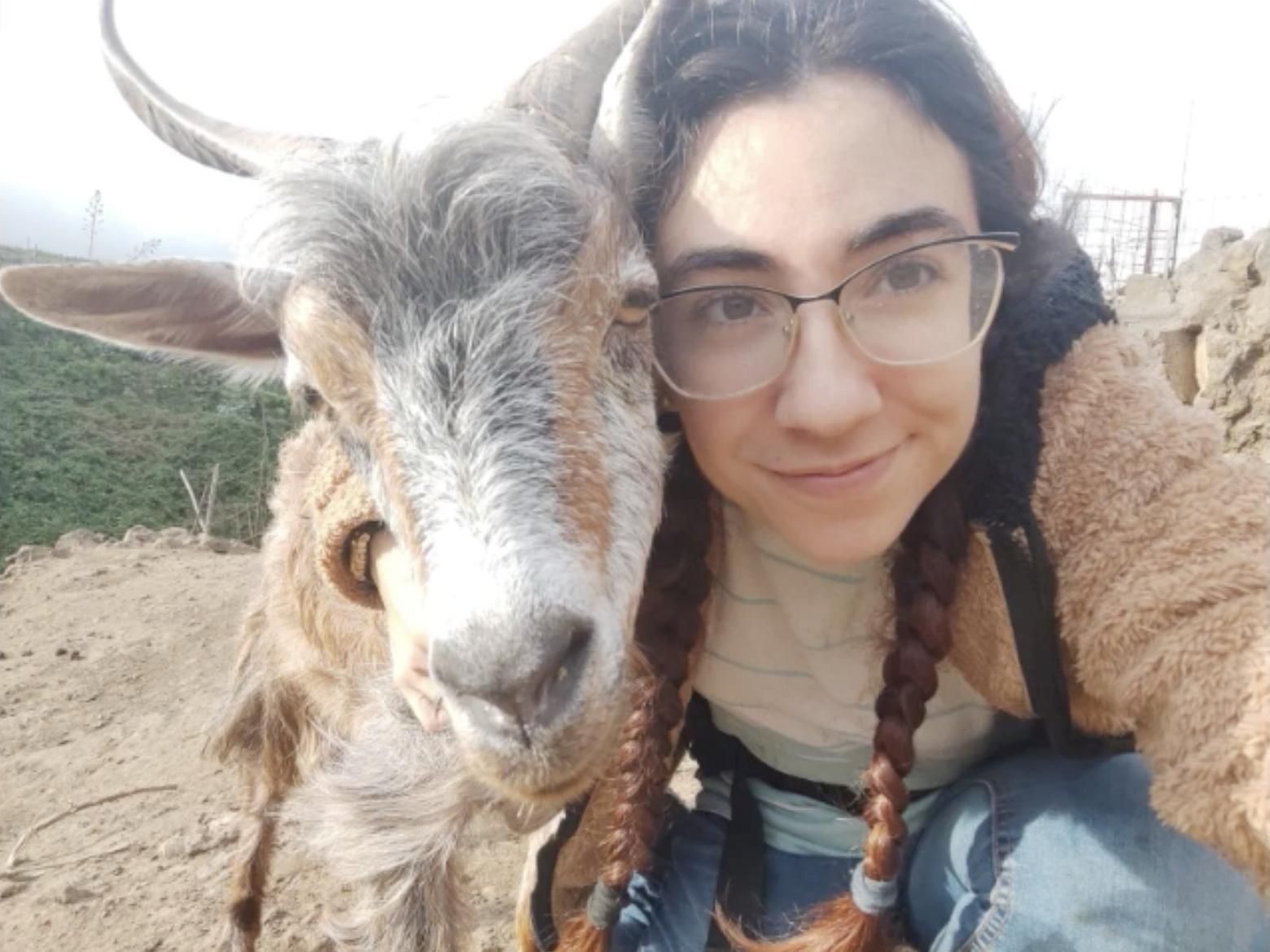 La joven cabrera Paula Pérez con una de sus cabras.