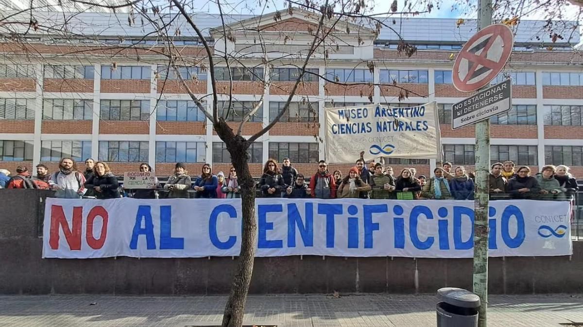 Ajuste y fuga de cerebros: la ciencia argentina pierde investigadores por los recortes de Milei