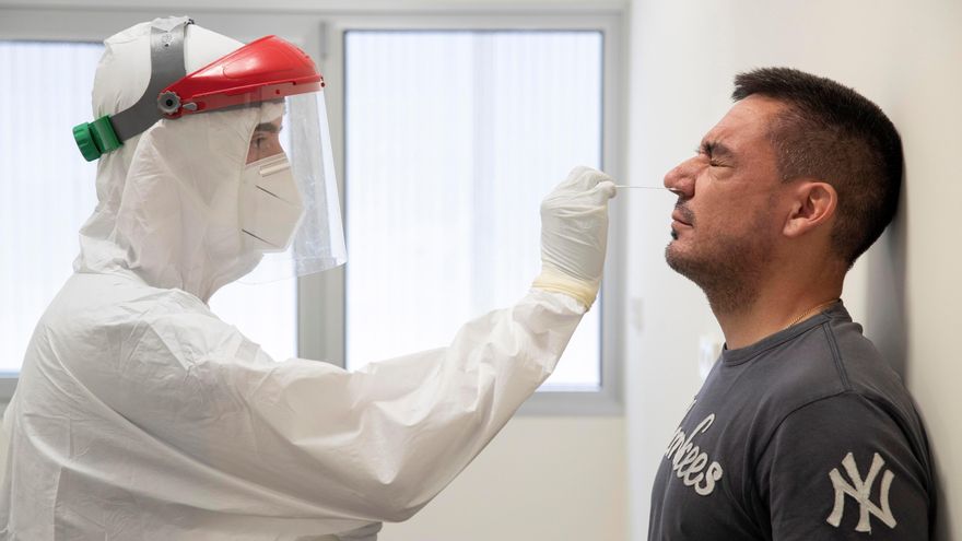 Un sanitario del 061 hace una prueba PCR a un vecino de Totana, Murcia. EFE/Marcial Guillén/Archivo