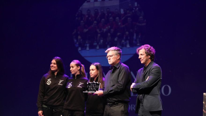 Jugadoras de balonmano de Toledo recogen un premio vestidas de negro por subir PP y Vox las tasas deportivas
